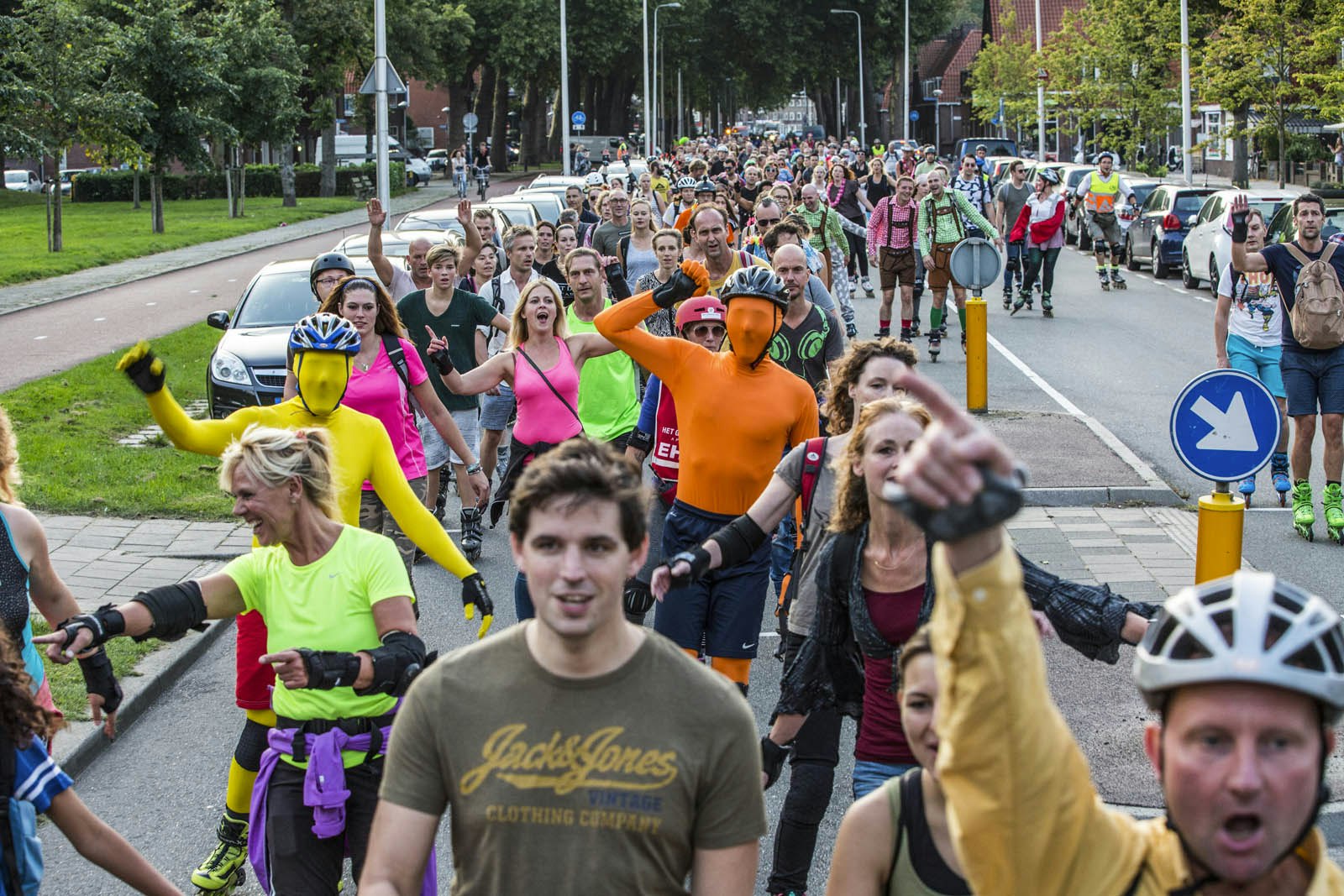 Scooter negeert stoptekens en komt in botsing met vrijwilligers Utrecht Skate Parade. Scooter negeert stoptekens en komt in botsing met vrijwilligers Utrecht Skate Parade.