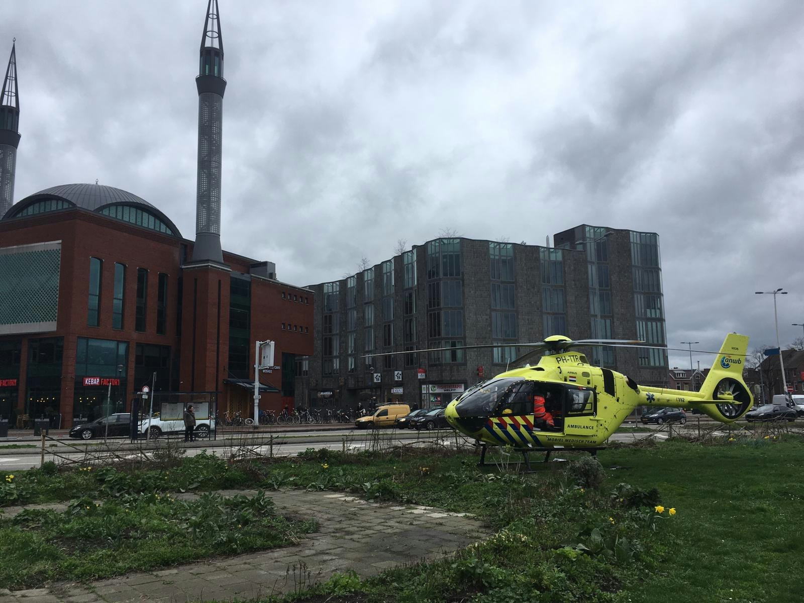 Fietser zwaargewond na ongeval Westplein. Fietser zwaargewond na ongeval Westplein.