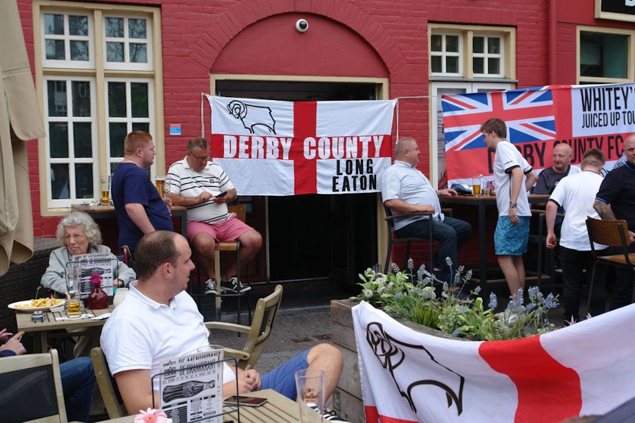 Engelse supporters verzamelen zich in binnenstad voor wedstrijd tegen FC Utrecht