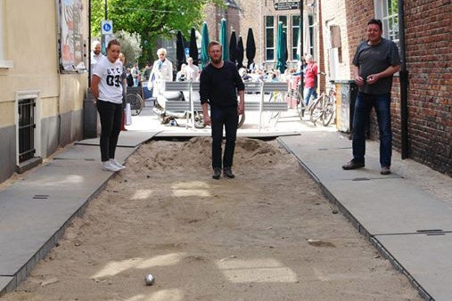 Wat je ook kan doen met een opgebroken straatje: Jeu de boules in Utrecht