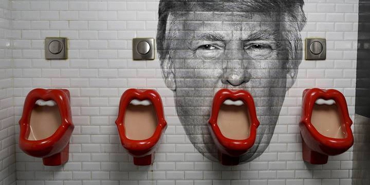 Donald Trump met het door Utrechtse Meike van Schijndel ontworpen urinoir als mond
