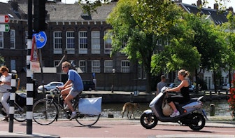 Scooters en brommers mogelijk weg van het fietspad in Utrecht