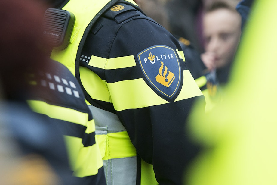 Politie vindt neergeschoten man op bankje Rivierenwijk