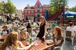 Bediening op het terras op de Neude. Foto: Jurjen Drenth/Toerisme Utrecht