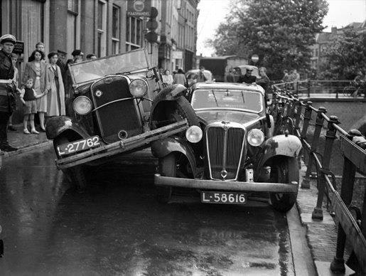Utrecht in beeld door fotograaf F.F. van der Werf: car crash in de jaren ’30