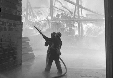 Utrecht in beeld door fotograaf F.F. van der Werf: één van de grootste Utrechtse bedrijfsbranden ooit