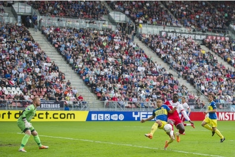 Jacob Mulenga schiet FC Utrecht langs SC Cambuur