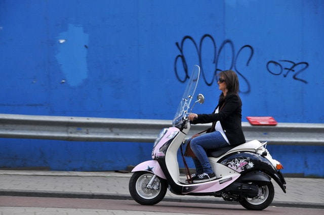Last van snorscooters op het fietspad? De minister bereidt nieuwe wetgeving voor