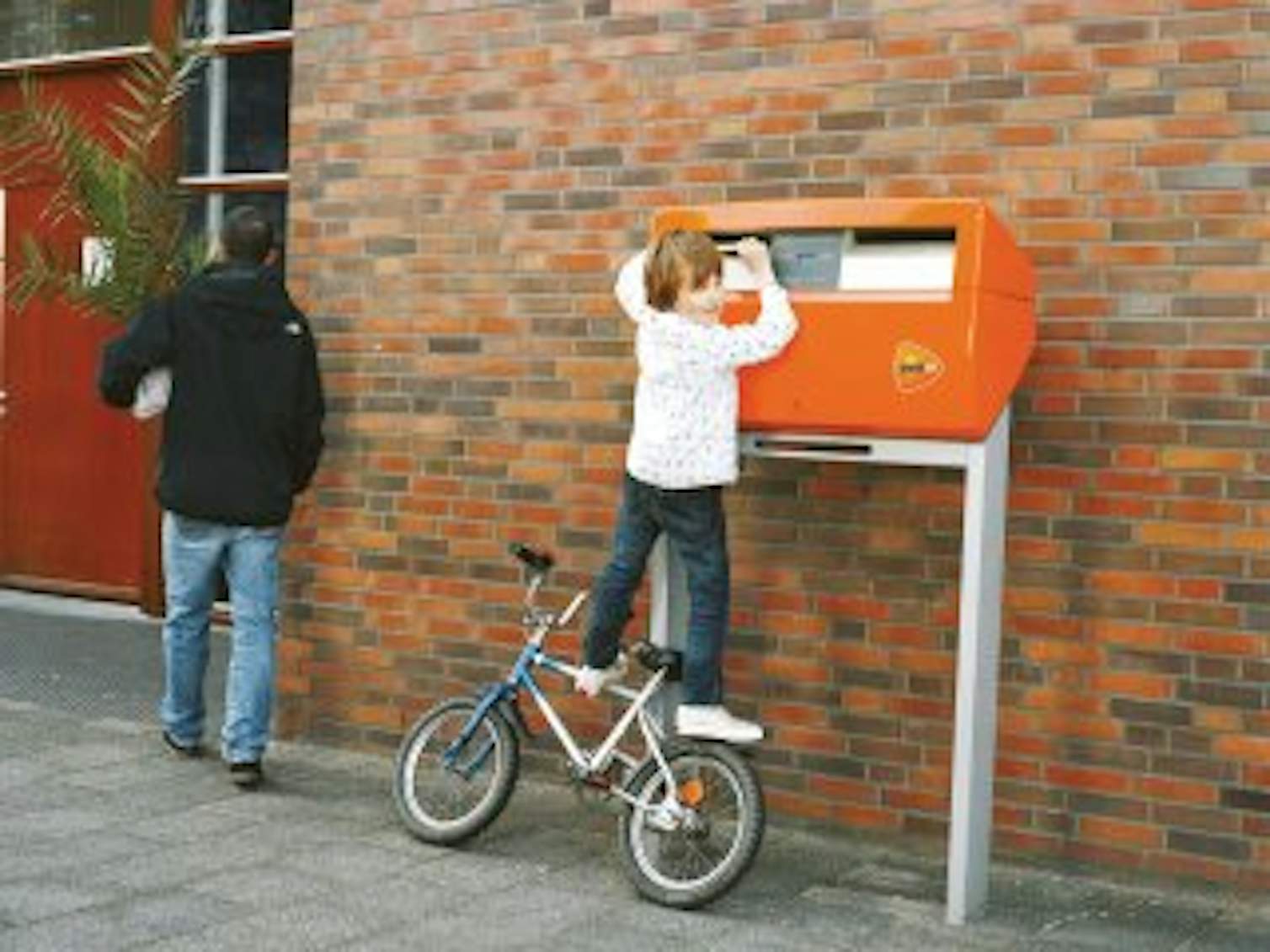Begroeten timmerman ik draag kleding PostNL vervangt rode door oranje brievenbussen | De Utrechtse Internet  Courant