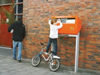 PostNL vervangt rode door oranje brievenbussen