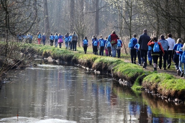 Utrechtse scholieren wandelen 6 kilometer met 6 liter water op hun rug