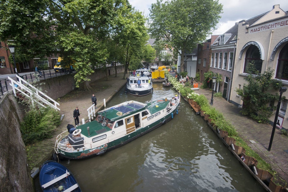 Centimeterwerk op de Utrechtse grachten voor toeristen met boten