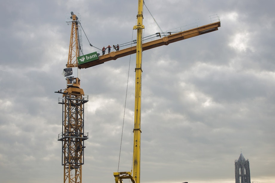 Foto’s: Bouwkraan van 70 meter hoog in het Utrechtse stationsgebied in aanbouw