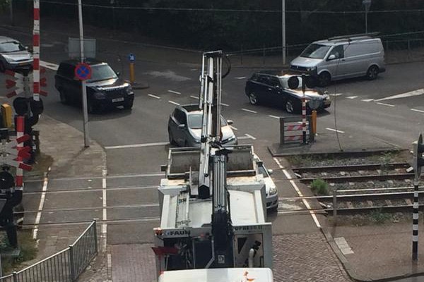 Vuilniswagen trekt leiding kapot: geen treinen naar het Spoorwegmuseum
