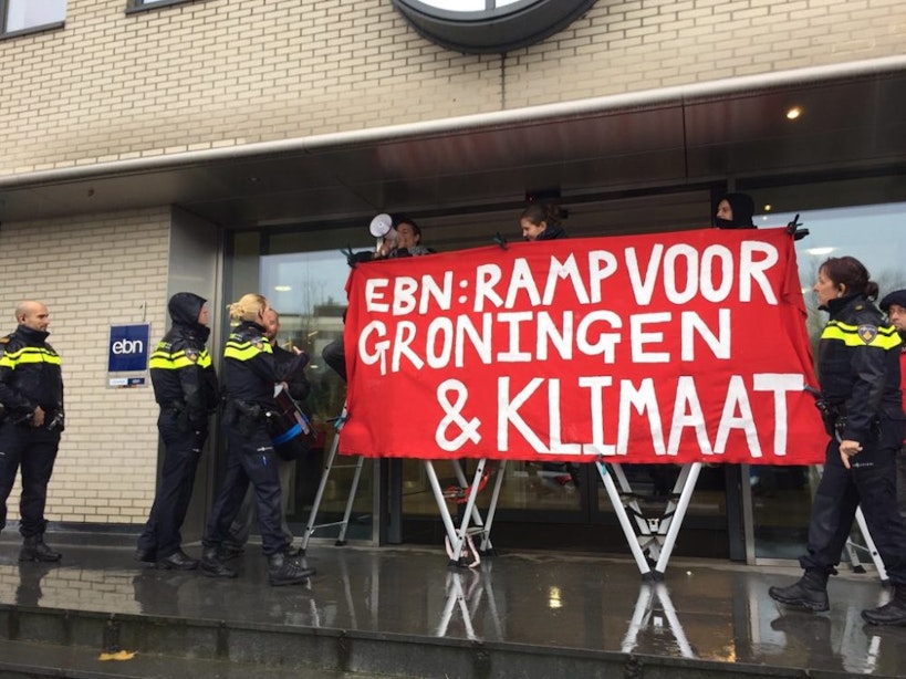 Blokkade bij fossiel staatsbedrijf EBN tegen gaswinning Groningen en de klimaattop