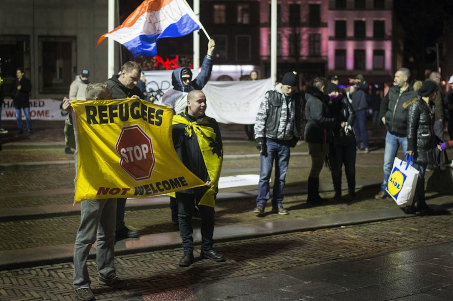 Gemoederen lopen op bij protest tegen AZC in Utrecht