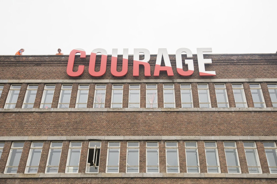 Kunstwerk ‘Courage’ verdwijnt van dak Rudolf Magnus aan Vondellaan