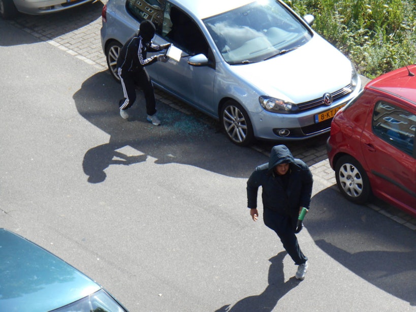 Getuige maakt foto’s van autokrakers op de Briljantlaan: zie hier hoe ze toeslaan