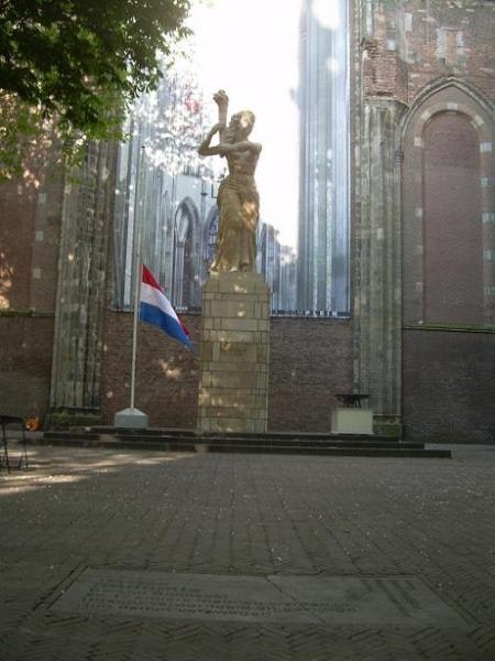 Homomonument Utrecht terug op Domplein