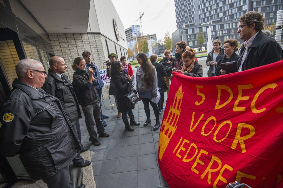 Foto’s: Studenten overhandigen handtekeningen aan rector magnificus UU tegen Zwarte Piet