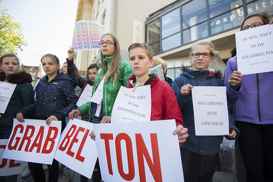 Protestactie ouders en kinderen tegen lotingssysteem scholen: “Ik wil niet in de grabbelton”