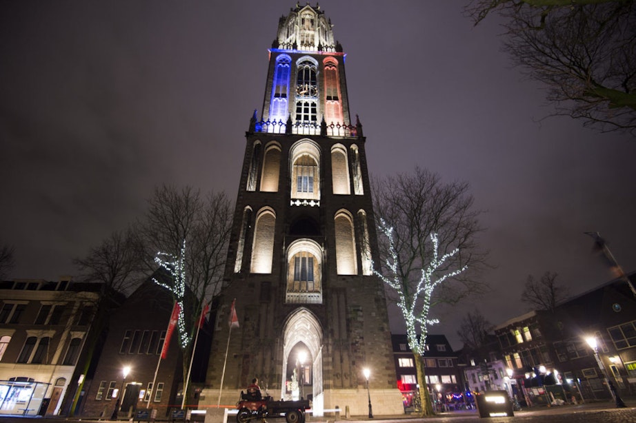 Herdenking slachtoffers Parijs vanmorgen om 11.45 uur op Domplein