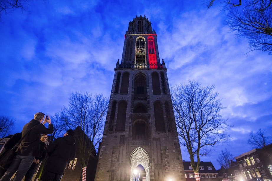 Domtoren in Utrecht in de Belgische driekleur na aanslagen