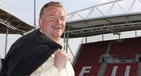 FC Utrecht-eigenaar Van Seumeren wil aandelen verkopen