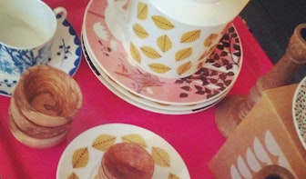 Jette en Jildou drinken koffie bij SET Buurt: Klein stilleven van koekjes, lepels en koffie