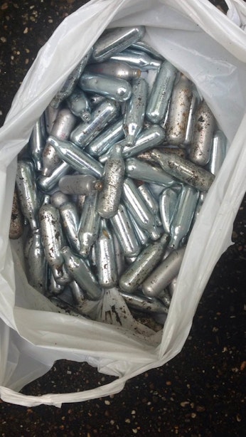 Zes kilo aan gebruikte lachgas-ampullen gevonden rond Kanaalstraat