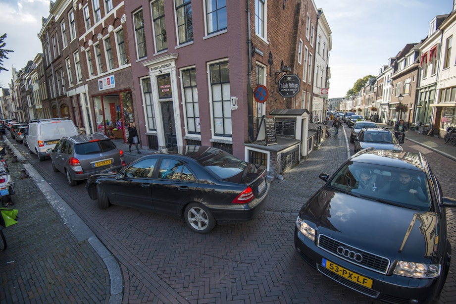 Verkeersinfarct centrum Utrecht: kilometerlange wachtrij over de Oudegracht voor verkeerslicht