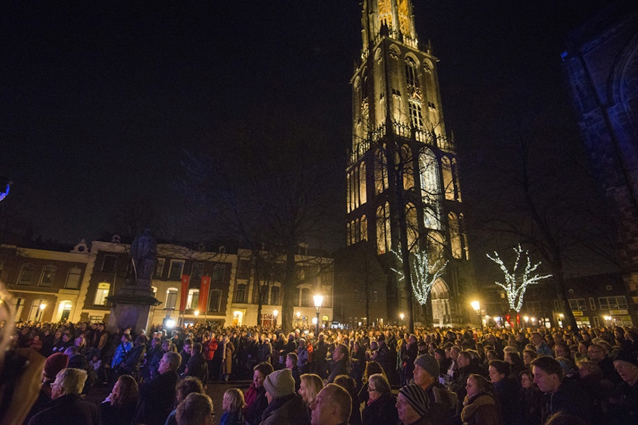 Duizenden mensen op Domplein zijn vastberaden: wij zullen niet buigen voor terreur