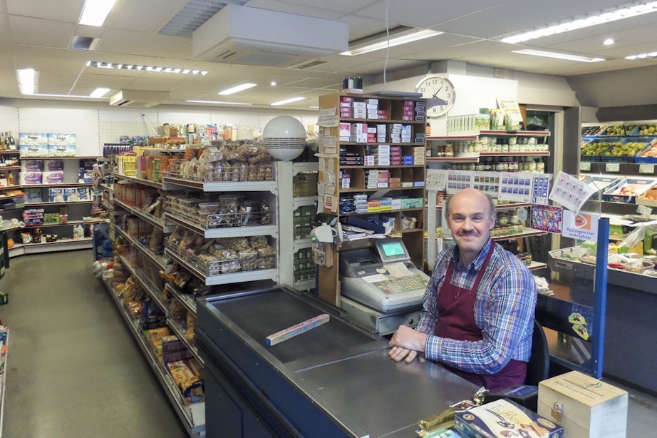 Op bezoek bij kruidenier Henk de Kroon in de Jan van Scorelstraat: “Wij doen hier niet aan de crisis”