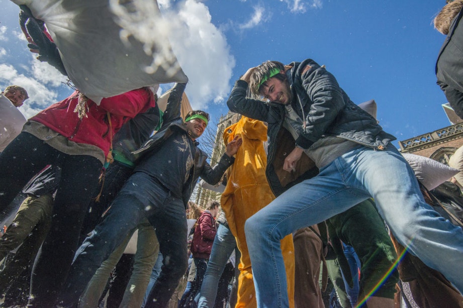 Fotoreportage: Zo’n 2000 mensen houden kussengevecht op het Domplein