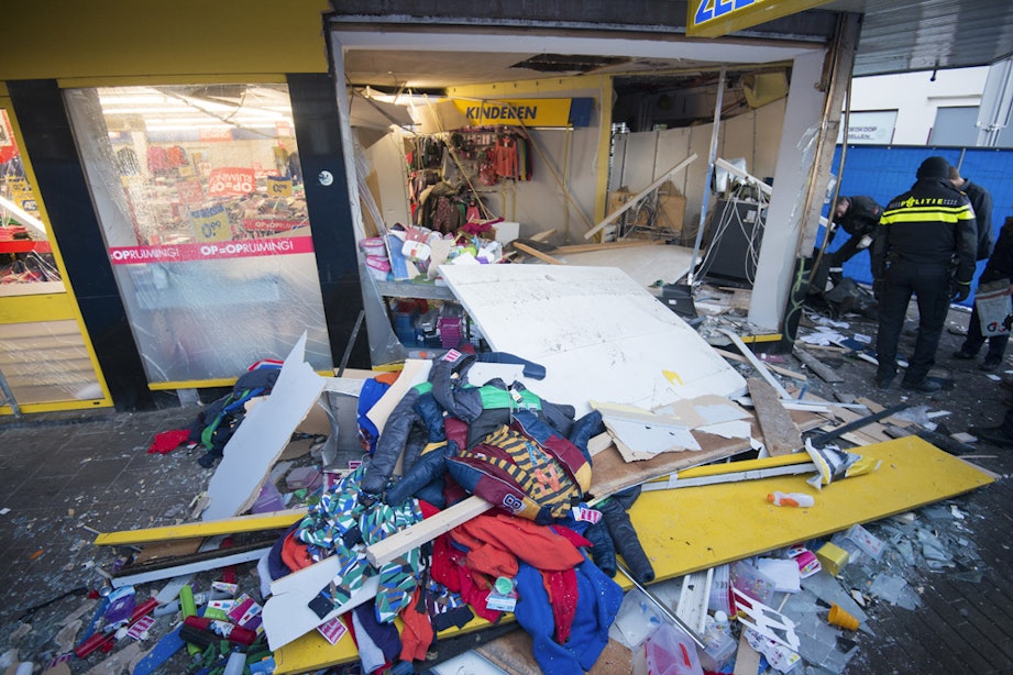 Ravage na plofkraak Kanaalstraat: winkelpui weggeblazen