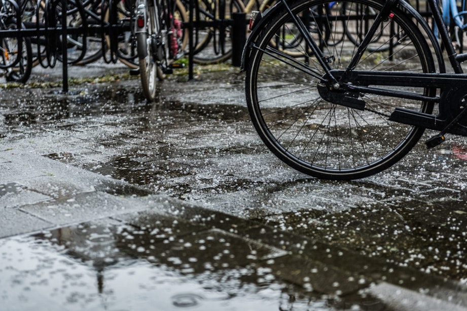 Het weer met Koningsdag en -nacht in Utrecht: hagel, natte sneeuw en soms onweer