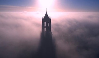 Drone-Filmpje: Domtoren in de mist