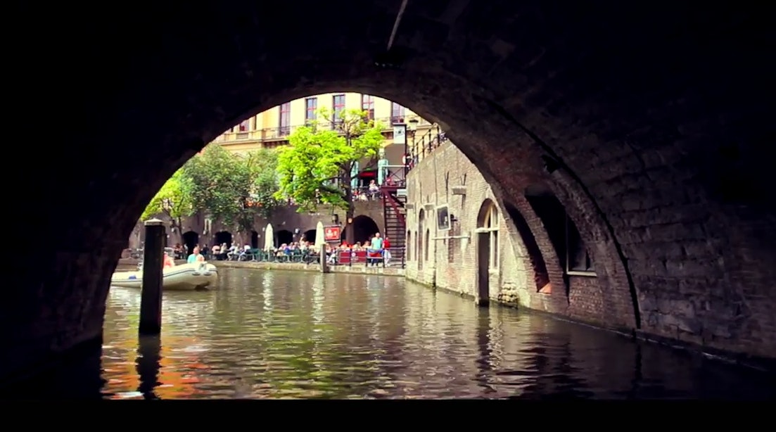 Filmpje: fraaie beelden van de Utrechtse grachten vanaf het water