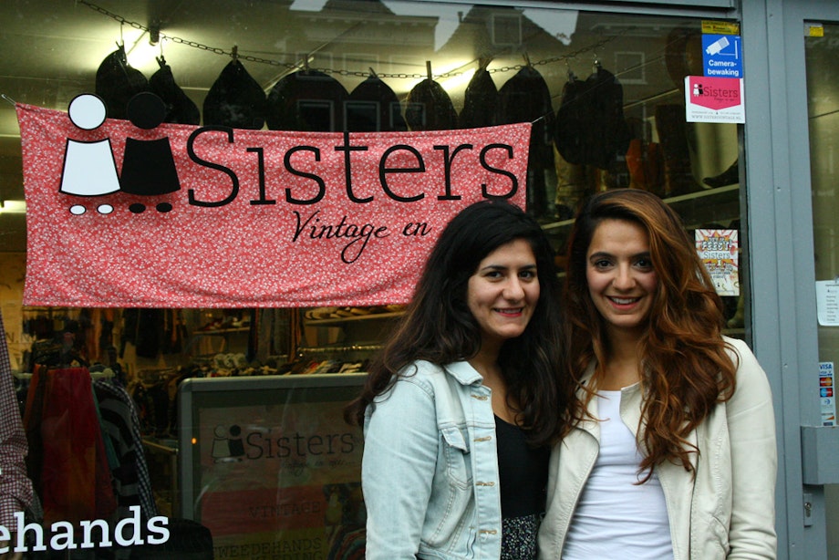 Op bezoek bij vintagewinkel Sisters:”We zijn naast zusjes ook beste vriendinnen”