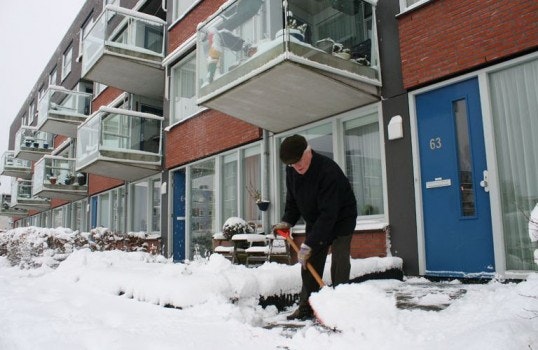 Gemeente geeft gratis strooizout en sneeuwscheppen weg