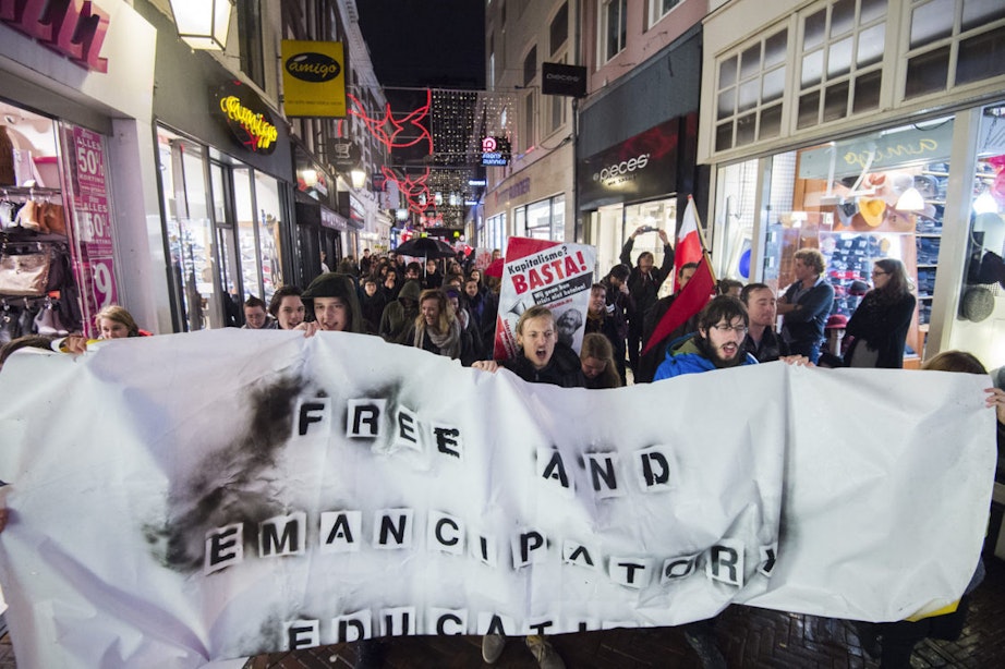 Tientallen studenten demonstreren in binnenstad Utrecht; een arrestatie