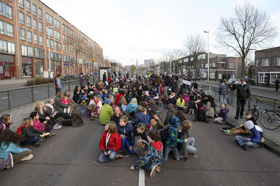 Meer dan honderd mensen blokkeren Vleutenseweg tijdens protestactie
