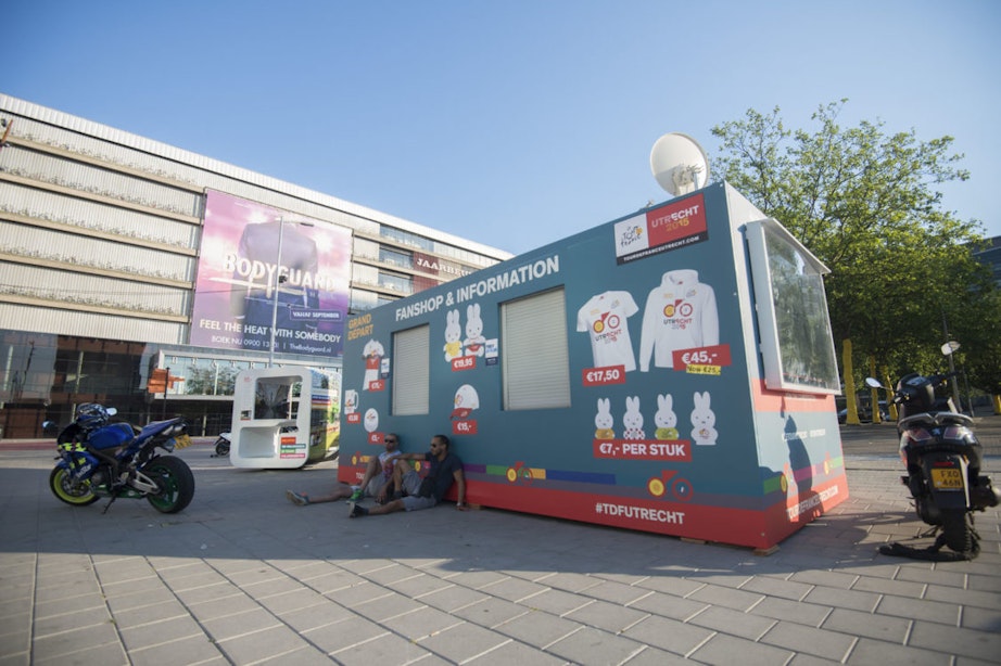 Buitenlanders arriveren in Utrecht voor start Tour de France: “Is het hier altijd zo heet?”