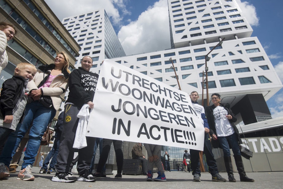 Foto’s: tientallen woonwagenbewoners protesteren in Stadskantoor