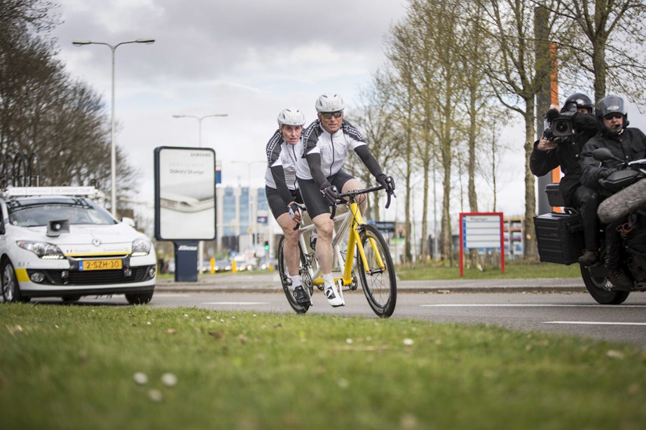Joop Zoetemelk en Bernard Hinault fietsen de eerste Touretappe dwars door Utrecht