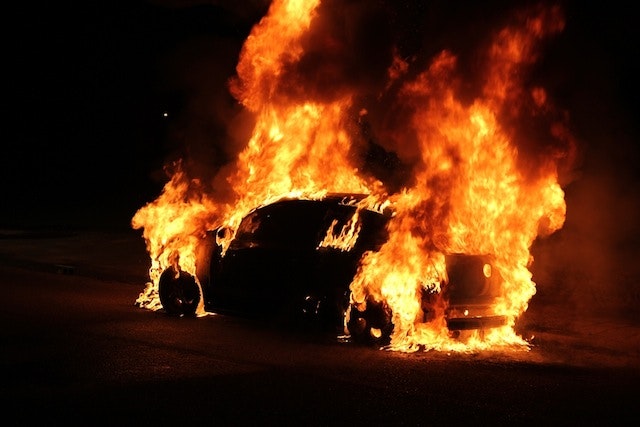 Politienieuws: Getuigen gezocht van autobrand en -inbraak