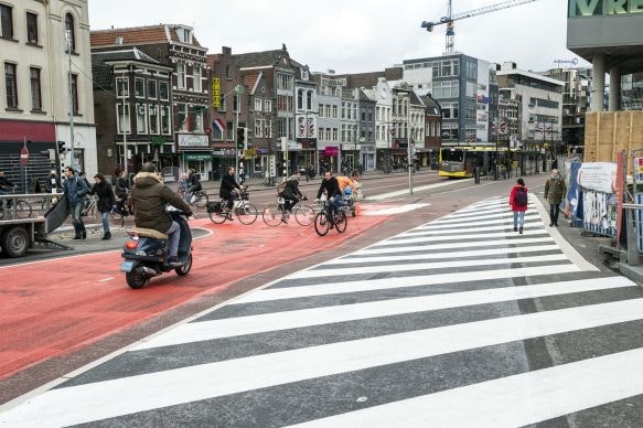 Een laatste fietsomleiding bij Vredenburg: Bruggen krijgen definitieve bestrating