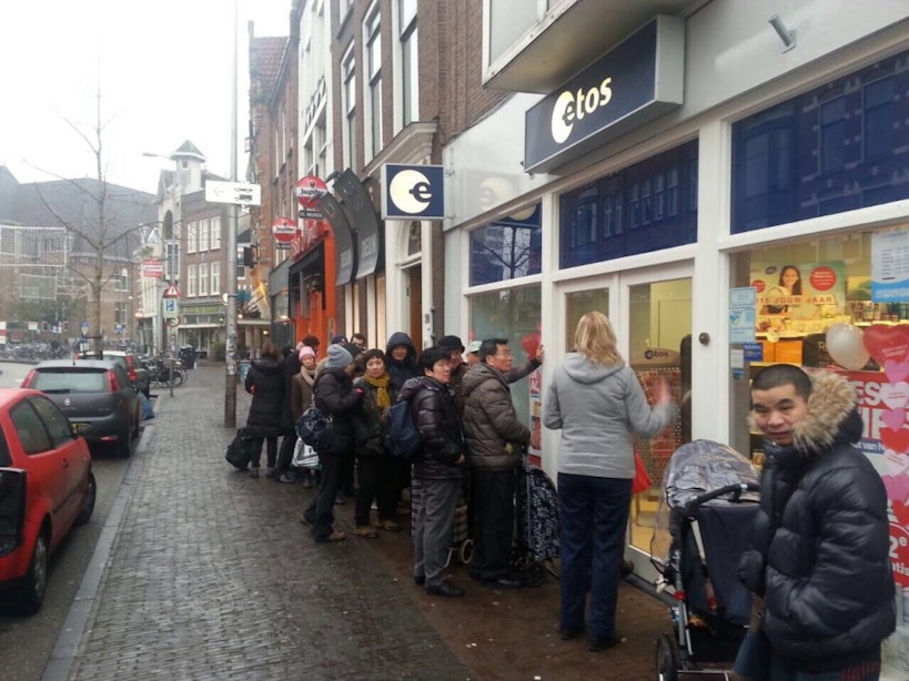 Dagelijks rijen Chinezen in Utrecht op zoek naar melkpoeder bij drogisterijen