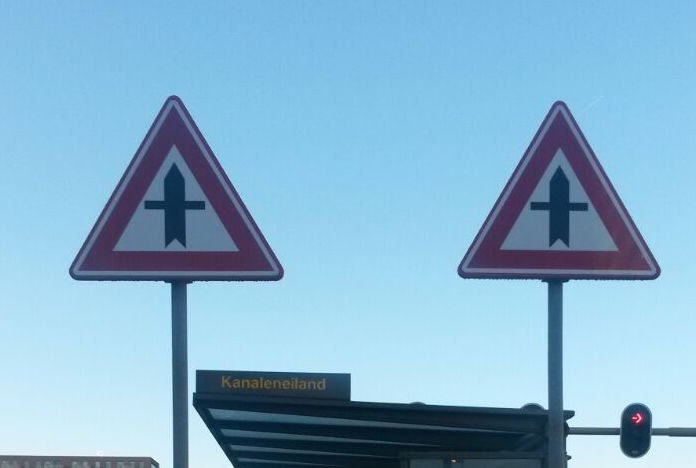 Identieke verkeersborden centimeters naast elkaar