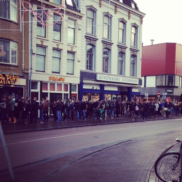 Honderden fans in de Voorstraat voor kaartje Editors (FILMPJE)